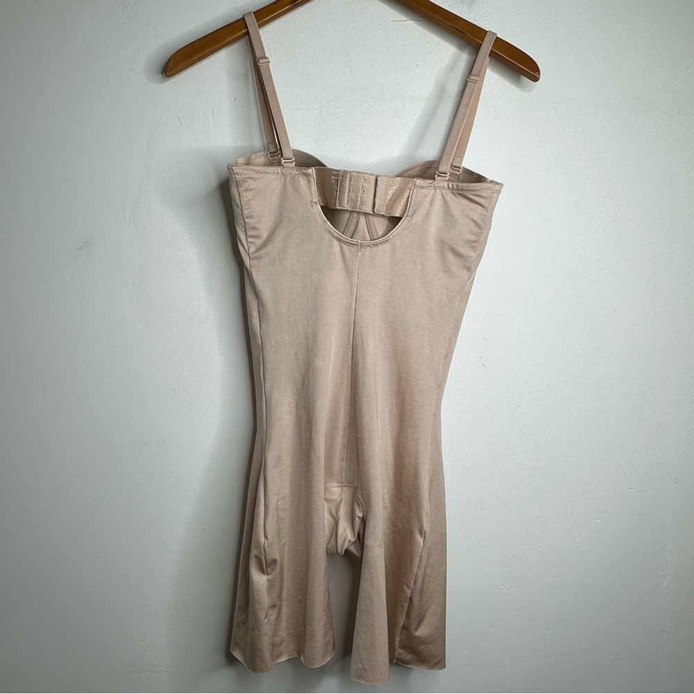 Spanx Women’s Strapless Cupped Mid-Thigh Bodysuit Size Medium - Picture 7 of 9